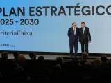 El presidente de CriteriaCaixa Isidro Fainé (i), acompañado por el consejero delegado, Ángel Simón (d), durante la presentación hoy en Barcelona del nuevo plan estratégico de la compañia, que establece la hoja de ruta del holding entre 2025 y 2030.