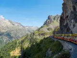 El tren de Artouste bordea precipicios de los Pirineos.