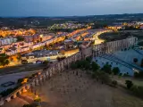 Vista nocturna de la histórica Elvas y su acueducto.