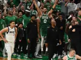 Los Celtics conquistaron este lunes el título de la NBA derrotando a los Dallas Mavericks por 106-88 (4-1 en la serie) para alcanzar su anillo número 18.