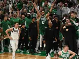 Los Celtics celebran su victoria en las finales de la NBA.