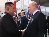 En esta foto de grupo distribuida por la agencia Sputnik, el presidente de Rusia, Vladimir Putin (d), estrecha la mano del líder de Corea del Norte, Kim Jong Un (i), durante su reunión en el cosmódromo de Vostochny, en la región de Amur, el 13 de septiembre de 2023.
