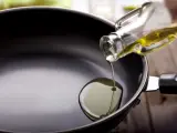 Estas son las consecuencias de mezclar dos aceites al cocinar
