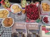 Alimentos y folletos que los estudiantes pro-palestina reparten en la Casa da Balconada.