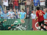 Cesc F&aacute;bregas bate a Buffon en el penalti decisivo entre Espa&ntilde;a e Italia en 2008.