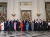 Los reyes, la princesa Leonor y la infanta Sofía posan con diversas personalidades así como con los galardonados para la foto de familia de la imposición de condecoraciones al mérito civil en el Palacio Real en Madrid donde se conmemora el décimo aniversario del reinado de Felipe VI, este miércoles.
