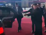 Tras la llegada de Putin al aeropuerto de Pyongynang (Corea del Norten), el líder ruso y Kim Jong-un protagonizaron un momento que se ha hecho muy viral en redes: ambos intentan que el otro suba primero al coche y queda este gracioso vídeo.