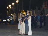 El rey Felipe y la reina Letizia y sus hijas, la princesa Leonor y la Infanta Sofía, observan la proyección de un videomapping en la fachada de la Puerta del Príncipe del Palacio Real este miércoles en Madrid, dentro de las actividades del décimo aniversario de la proclamación de Felipe VI como Rey de España.