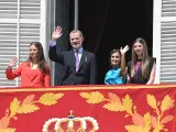 La Familia Real saluda desde el balc&oacute;n del Palacio de Oriente.