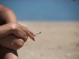 Fumar en la playa.
