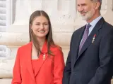La princesa Leonor en el balc&oacute;n del Palacio Real junto a su padre, Felipe VI