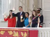 Los Reyes Felipe VI y Letizia junto a la Princesa de Asturias y la Infanta Sofía han sido testigos de excepción del relevo solemne de la Guardia Real en el Palacio Real que ha dado el pistoletazo a los actos oficiales con motivo del décimo aniversario de la proclamación del monarca.