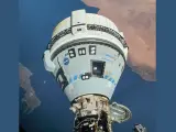 La nave espacial Starliner acoplada al puerto delantero del módulo Harmony de la Estación Espacial Internacional sobrevolando el mar Mediterráneo.