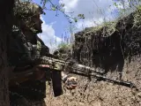 Un militar ucraniano toma posición en una trinchera.