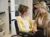 Una madre junto a su hija con discapacidad.