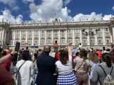 Una mujer saluda a Felipe VI desde la plaza de Oriente en el X aniversario de su Proclamación.