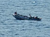 Imagen del cayuco rescatado por un crucero que se dirigía desde Gambia hacia Tenerife.