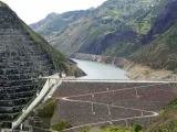 Vista de la sequía en la central hidroeléctrica de Mazar en Las Palmas, Ecuador, el 18 de abril de 2024. Algunas partes de Ecuador se enfrentaban a cortes de energía de hasta 13 horas el jueves en medio de una crisis eléctrica provocada por una sequía que ha dejado los embalses hidroeléctricos clave casi agotados.