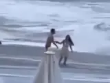 El agónico vídeo en una playa de Rusia: una joven desaparece arrastrada por las fuertes olas sin que su pareja pueda hacer nada