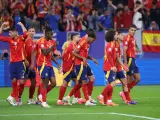 Los jugadores de la selección española celebran el gol de la victoria de España ante Italia.