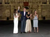 La familia real saluda al público congregado junto al Palacio Real de Madrid.