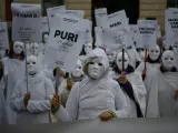 Grupos feministas se concentran por los &uacute;ltimos asesinatos machistas, en la Puerta del Sol de Madrid, a 25 de marzo de 2024, en Madrid (Espa&ntilde;a).