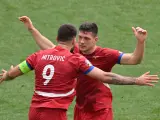 Mitrovic y Jovic en el encuentro de Serbia contra Eslovenia.