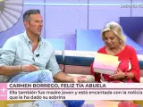 Joaquín Prat entrega a Carmen Borrego un regalo para Alejandra Rubio.
