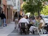 Varias personas sentadas en una terraza en mayo de 2024 en Madrid.