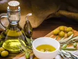 El Gobierno eliminará a partir del 1 de julio el IVA del aceite de oliva, que, de esta manera, pasa a ser considerado producto de primera necesidad, como el pan, los huevos, las frutas o las verduras.