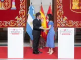 La presidenta de la Comunidad de Madrid, Isabel Díaz Ayuso, condecora al presidente de la República Argentina, Javier Milei.