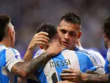 Lautaro Martínez celebra su gol a Canadá con sus compañeros.