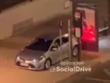 Captura del vídeo en el que se muestra al coche de la policía aparcado sobre la acera.