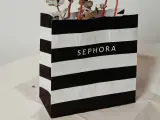 Te contamos la historia y origen de Sephora la famosa cadena de tiendas de belleza.