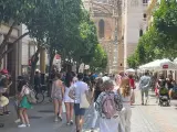 Turistas en el barrio de Santa Cruz, en Sevilla.