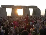 Varias personas reunidas en el círculo de Stonehenge, en Reino Unido, para celebrar el solsticio de verano.