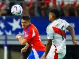 Alexis Sánchez pelea un balón ante Wilder Cartagena en el Perú - Chile de la Copa América 2024.
