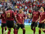 Los jugadores belgas celebran el gol de Tielemans.