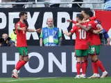 Los jugadores de Portugal celebran el gol de Bruno Fernandes.