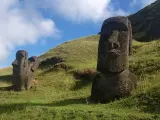 Varias estatuas de moais de Rapa Nui, o Isla de Pascua.