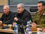Foto de archivo de una reuni&oacute;n entre el primer ministro de Israel, Benjamin Netanyahu, el ministro de Defensa, Yoav Gallant, y el jefe del Ej&eacute;rcito, Herzi Halevi.
