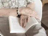 Una persona de avanzada edad lee un libro, en una imagen de archivo.
