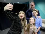 Taylor Swift y el príncipe Guillermo posan en un selfie junto a los dos hijos mayores de este, los príncipes George y Charlotte.