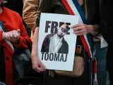 Un manifestante sostiene un cartel pidiendo la liberación del rapero iraní Toomaj Salehi tras haber sido condenado a muerte.