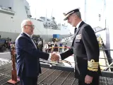 Felipe VI visita en Estonia el buque portaaeronaves Juan Carlos I.