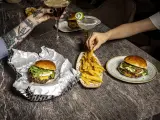 La hamburguesa, reina del fast-food que nació en los años 50 en Nueva York.