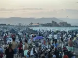 Miles de personas han acudido esta noche a las playas de Las Arenas y la Malvarrosa de València para celebrar la tradicional noche de San Juan.