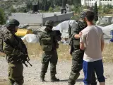 Soldados israelíes con un palestino herido
