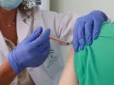 Un hombre se vacuna contra la gripe y la covid en un centro de salud de Sevilla.