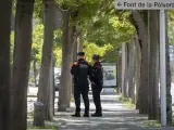Agentes de los Mossos delante del barrio de Font de la Pòlvora de Girona, donde el domingo murieron dos personas tiroteadas.